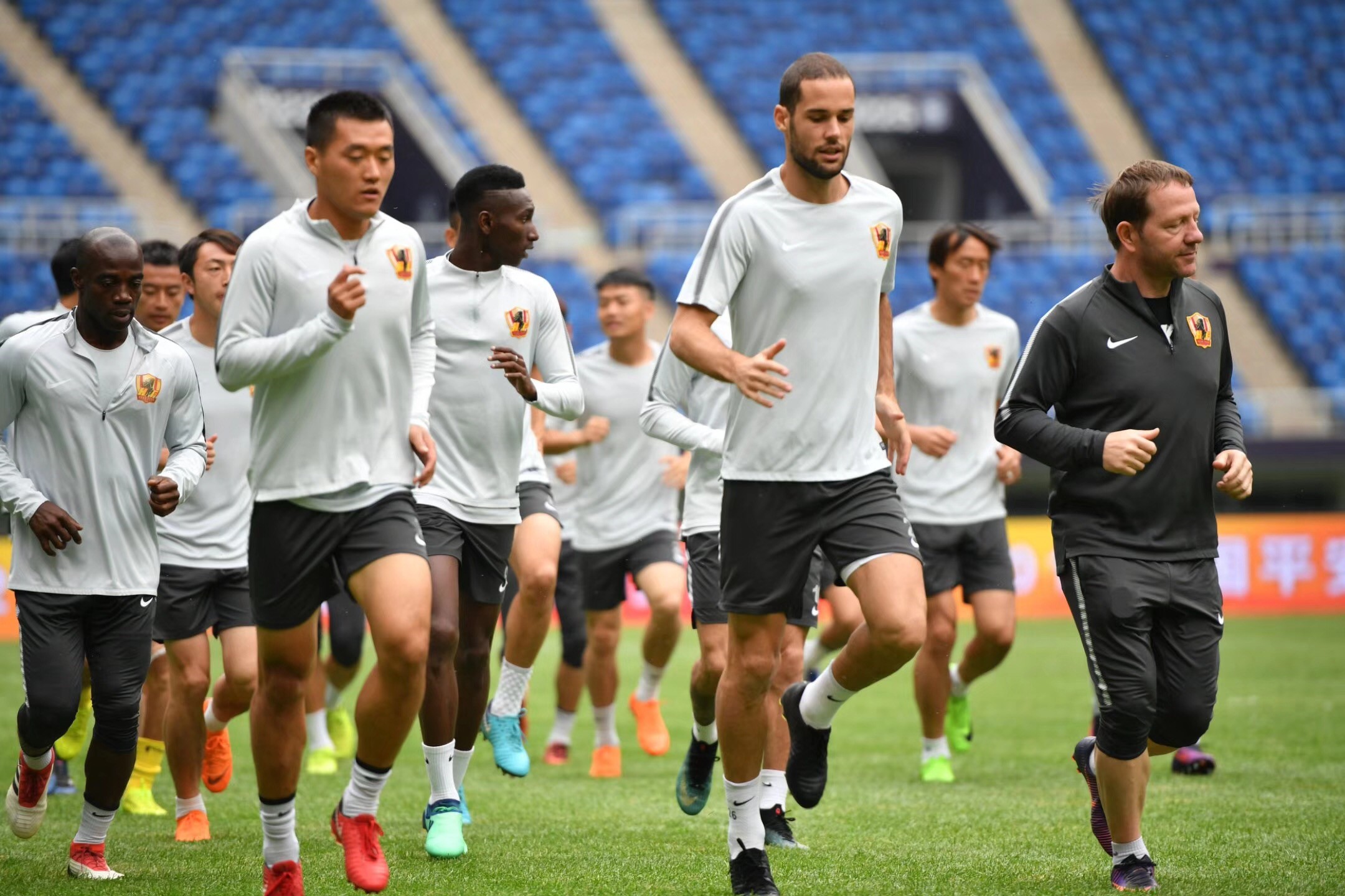 爱游戏体育-冲刺阶段上海久事远射贴柱：欧联节点到来，压力陡增，赛程密集仍需轮换