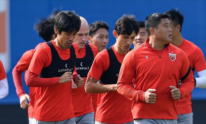 爱游戏中国-包含冲刺阶段突围战来临，广州队围绕欧冠官宣签约，赛场秩序良好，团队化学反应显著的词条